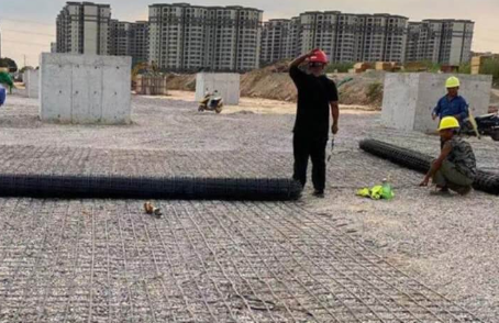 姚安土工格栅铺设前地基要怎么处理？